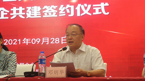 您现在的位置zzz是:>首页>商会动态> 会上,市工商联二级调研员邓炳华
